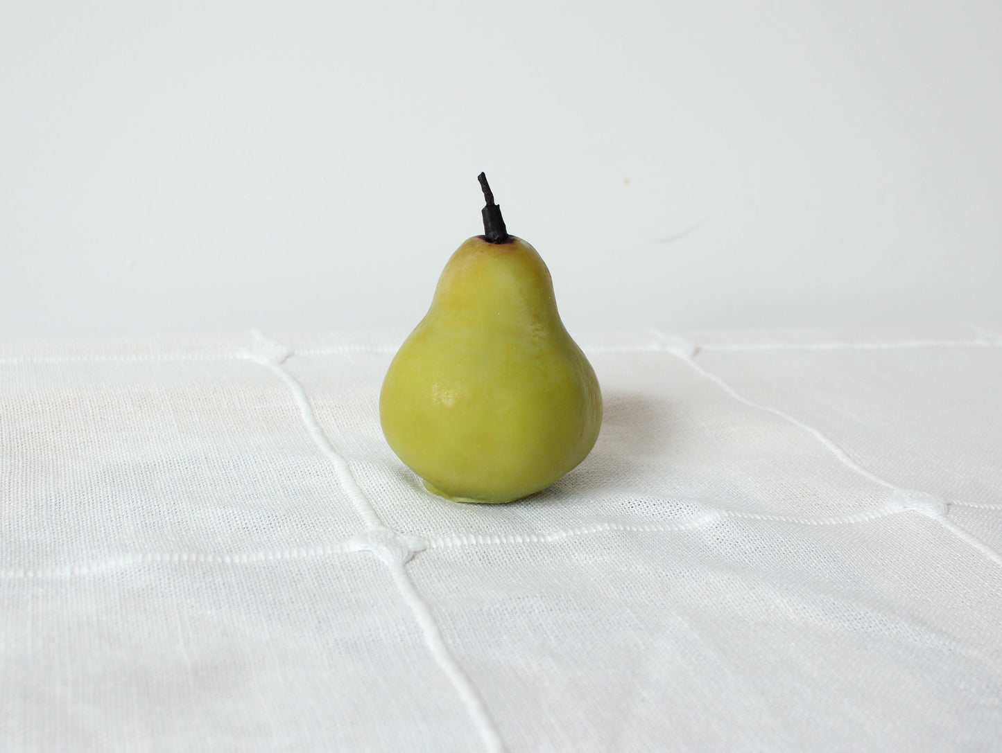 *IMPERFECT* BARTLETT GREEN PEAR BEESWAX CANDLE